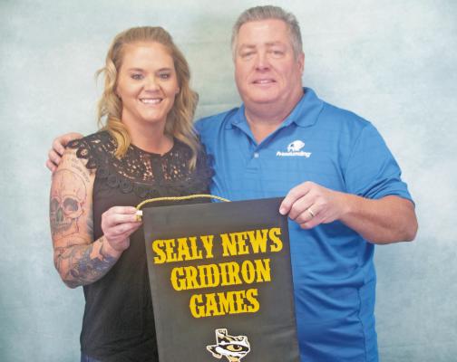 Prime Lending’s Vince Wollney is presented with his championship banner by Sealy News’ Marketing Consultant Amanda Luksha. JIMMY GALVAN PHOTO