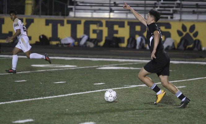 Tiger senior Ricky Avila looks to make a pass upfield during Sealy’s final non-district contest against Giddings at home on Jan. 18. (Cole McNanna/Sealy News)