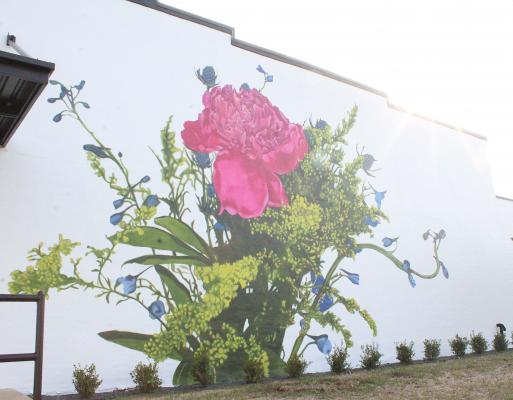  Joy Brush Designs’ owner Mel Eason said she built off inspiration she got while picking out a bouquet of flowers and transferred that onto the blank canvas that was the empty sidewall of Edward Jones in downtown Sealy. (Cole McNanna/Sealy News)