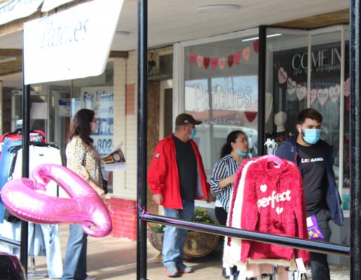 Sealy Main Street hosted the Downtown Sealy Sweethearts Sip n’ Stroll event last Saturday to celebrate Valentine’s Day. 10 local vendors were set up around the square, including Patches By Smith’s & Co., and pop up shops were hosted inside 222 Fowlkes Street. (Amanda Luksha/Sealy News)